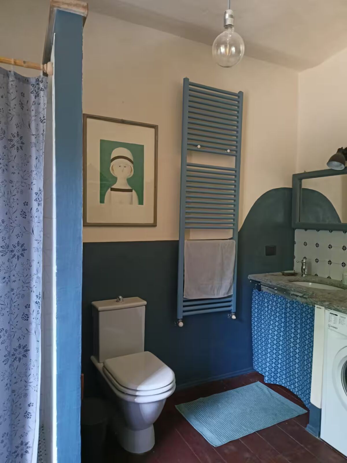 Bagno con pareti verde acqua