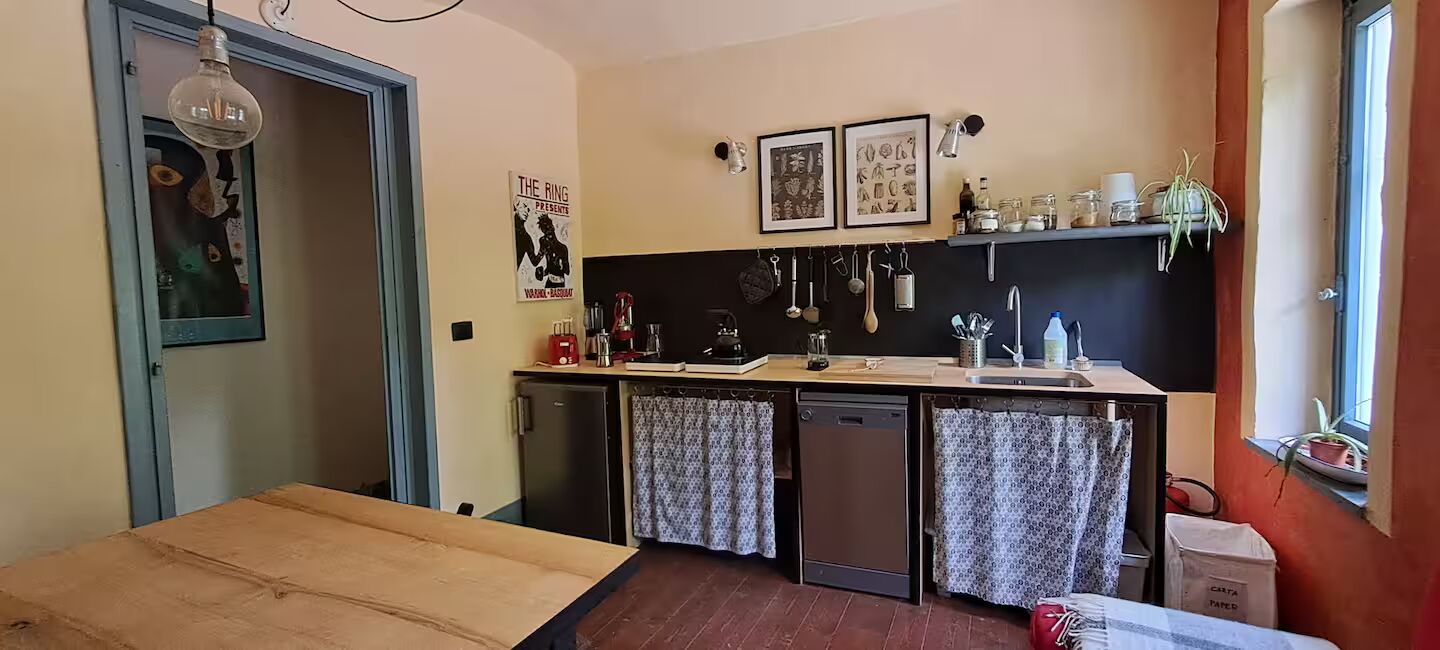 Angolo pranzo interno con tavolo in legno