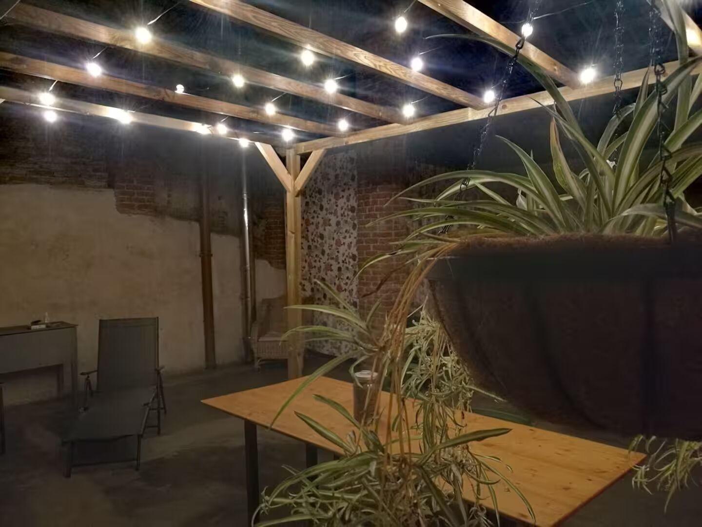 Veranda illuminata da luci calde la sera