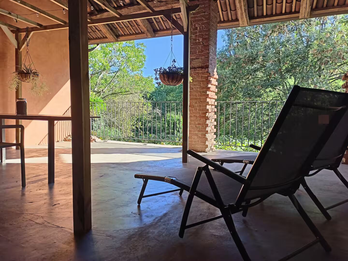 Veranda coperta con sedie a sdraio affacciata sul verde