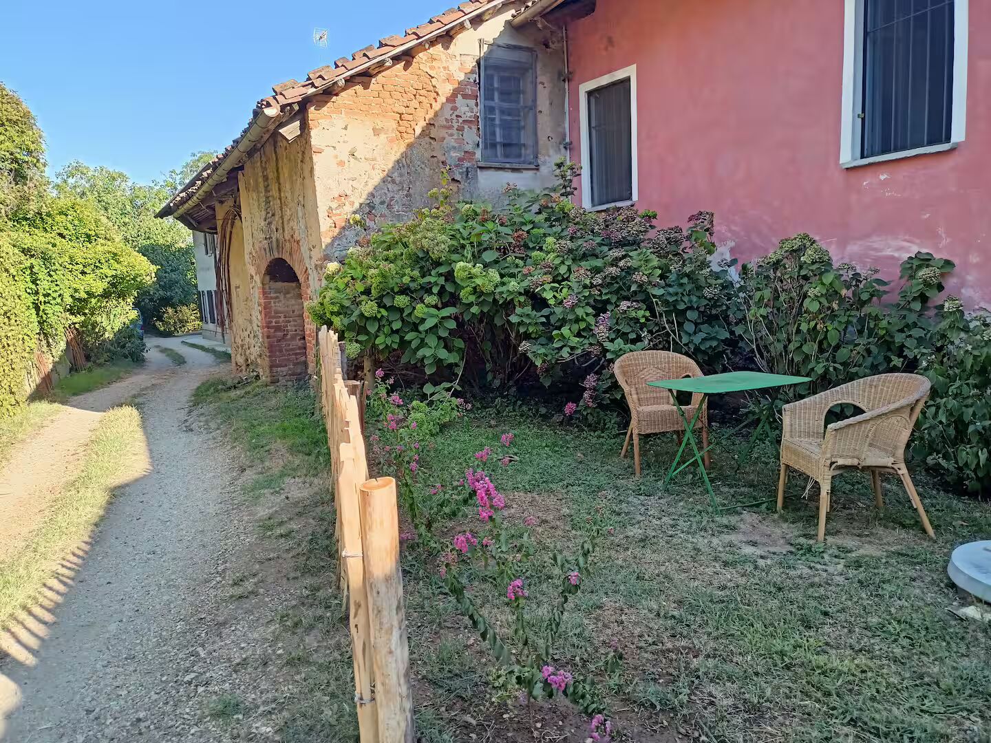 Il vialetto che porta alla cascina, tra il verde della collina
